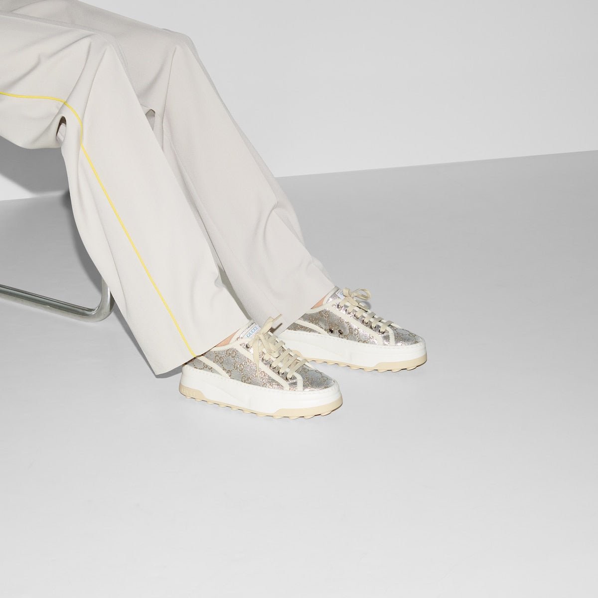 metallic-silberfarbener