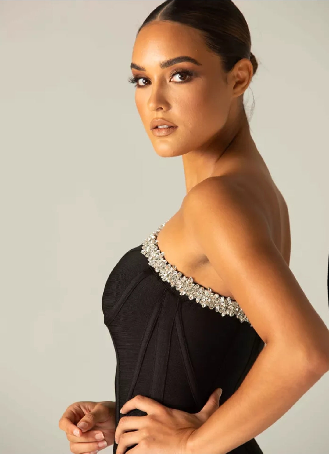 RIHANNA KLEID MIT DIAMANT-AUSSCHNITT